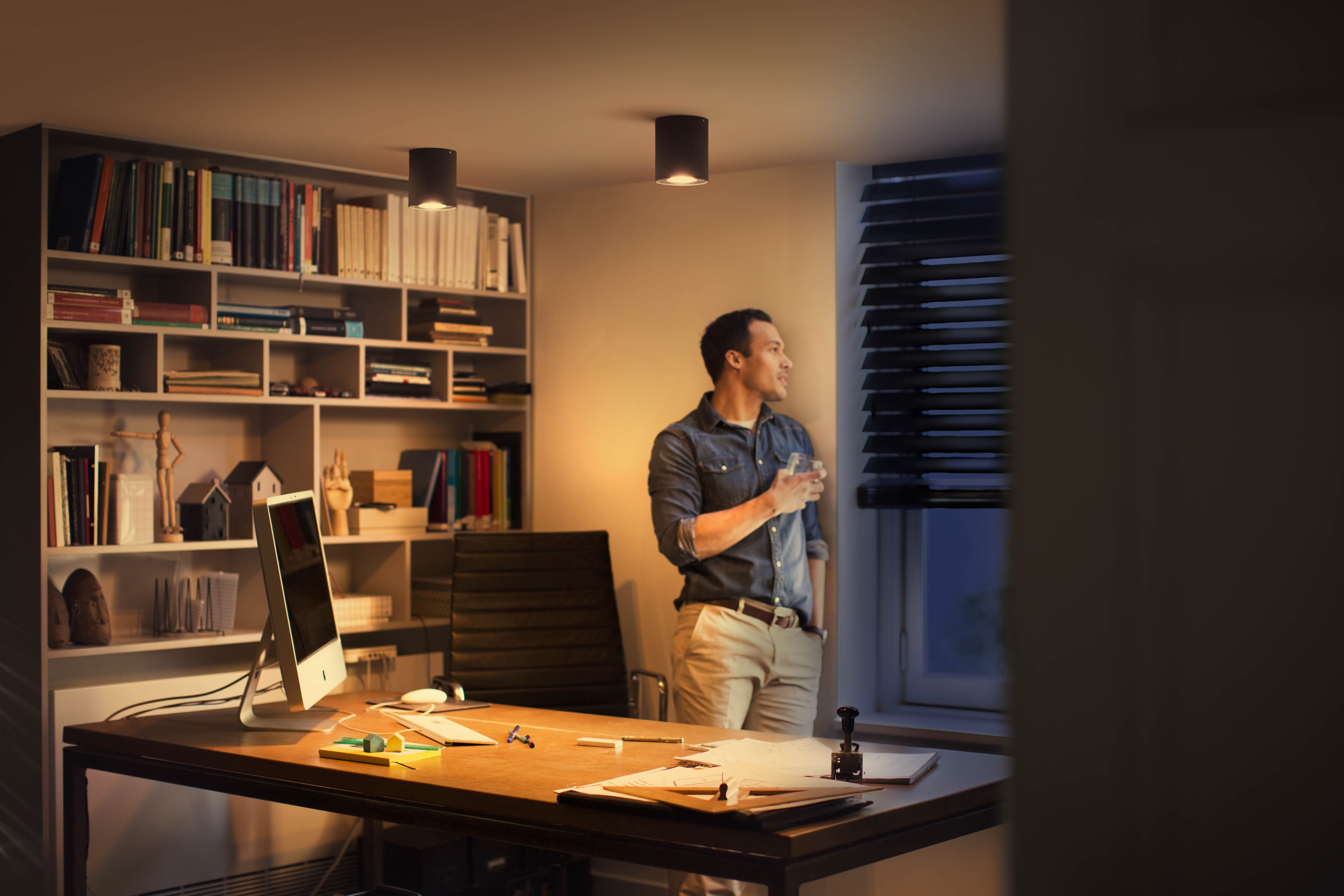 Philips Hue Pillar Enkel White Ambience + Switch - Philips Hue | Bellalite