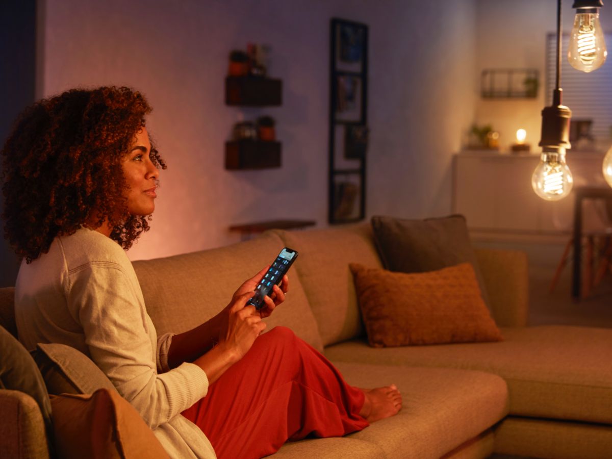 Philips Hue Filament A60 White E27 7W 2100K - Philips Hue | Bellalite