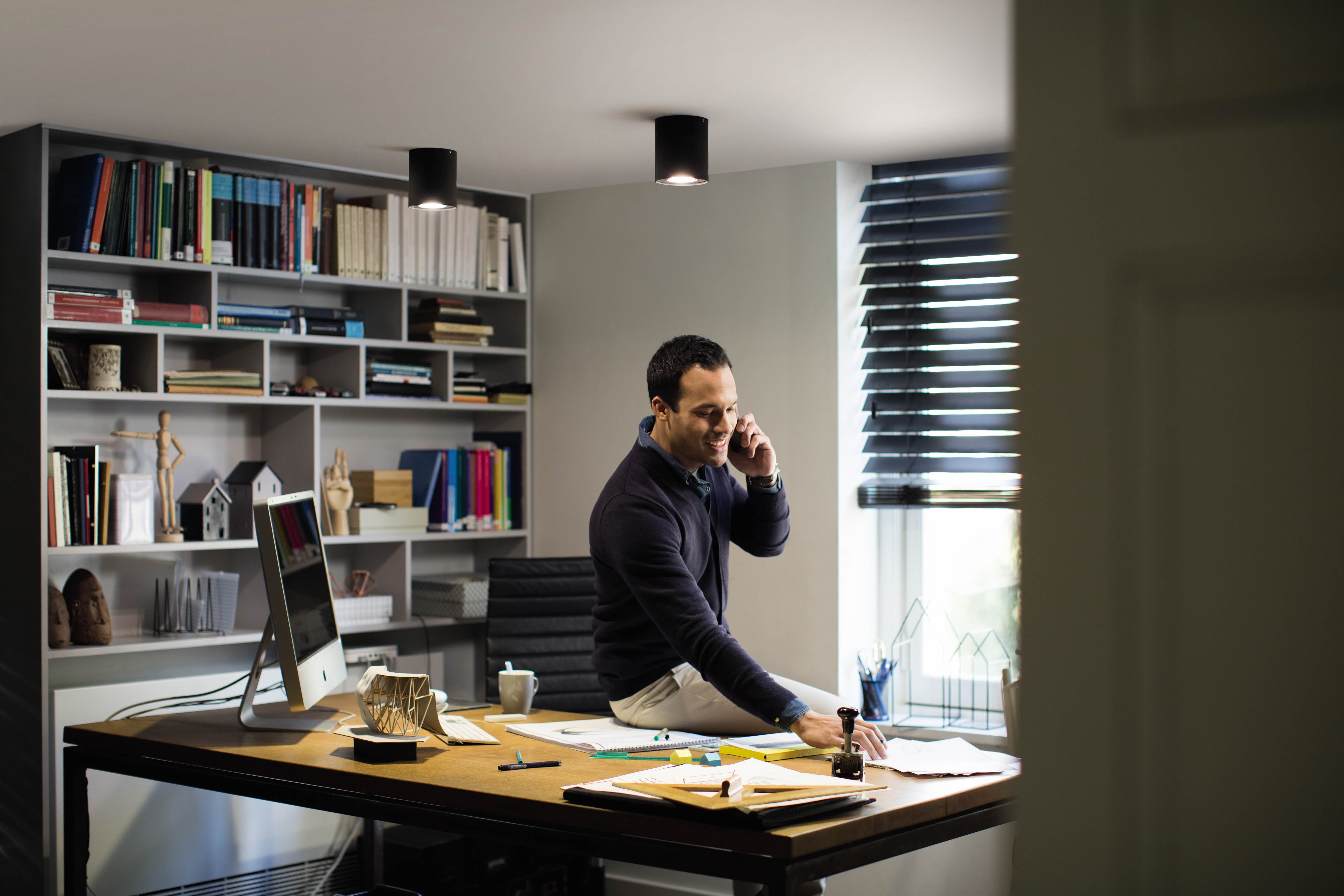 Philips Hue Pillar Enkel White Ambience + Switch - Philips Hue | Bellalite