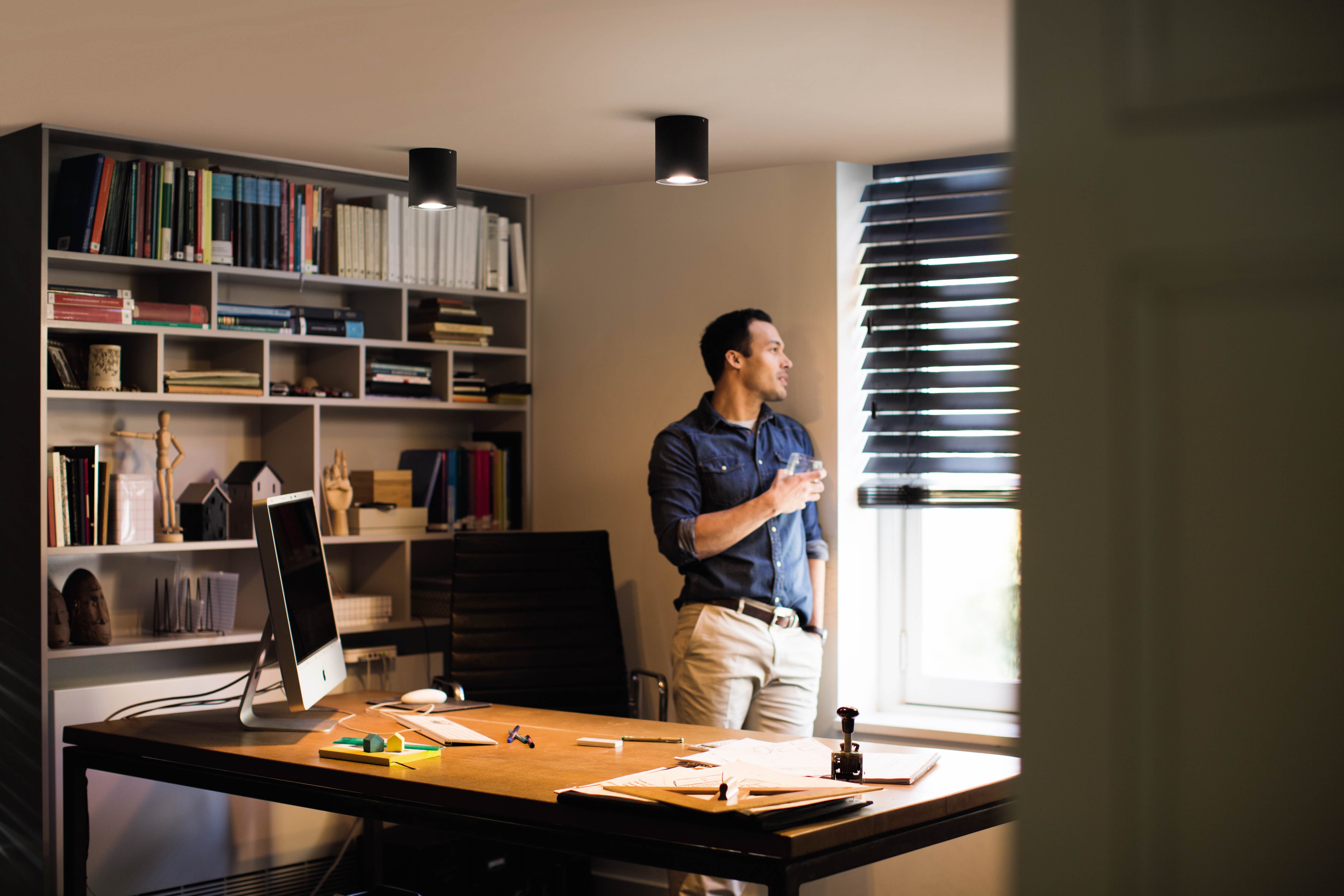Philips Hue Pillar Enkel White Ambience + Switch - Philips Hue | Bellalite